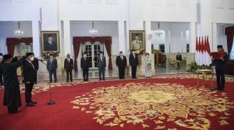 Presiden Joko Widodo (kanan) memimpin pengucapan sumpah jabatan pelantikan Abdullah Azwar Anas (kedua kiri) sebagai Menteri Pendayagunaan Aparatur Negara dan Reformasi Birokrasi (MenPAN RB) di Istana Negara, Jakarta, Rabu (7/9/2022). ANTARA FOTO/Sigid Kurniawan/wsj.