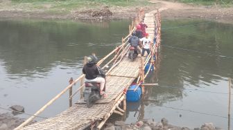 Bikin Deg-degan, Jembatan Sasak Bambu di Sungai Bengawan Solo Ini Dibuat dengan Dana Rp 20 Juta