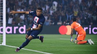 Penyerang Paris Saint-Germain (PSG) asal Prancis, Kylian Mbappe (kiri) melakukan selebrasi setelah mencetak gol pembuka timnya dalam matchday pekan pertama Grup H Liga Champions 2022/2023 antara PSG vs Juventus di Stadion Parc des Princes di Paris, pada 6 September 2022 waktu setempat.
FRANCK FIFE / AFP.