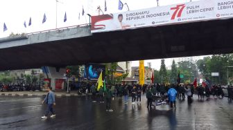 Demo Harga BBM Naik, Mahasiswa Bandung Blokade Perempatan Jalan Surapati dan Cikapayang