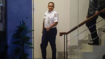 Gubernur DKI Jakarta Anies Baswedan usai menjalani pemeriksaan di Gedung Merah Putih KPK, Jakarta Selatan, Rabu (7/9/2022). [Suara.com/Alfian Winanto]