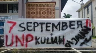 Viral Spanduk Seruan Mahasiswa UNP Kuliah di Jalan 7 September, Netizen Senang Demo BBM: Jangan Sampai Nggak Turun!