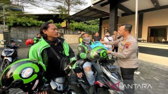 Harga BBM Naik, Polres Sukoharjo Bagikan Paket Sembako kepada Pengemudi Ojek Daring