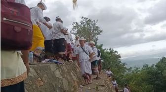 Piodalan di Pura Gunung Pengsong, Krama Hindu di Lombok Persembahkan Kerbau
