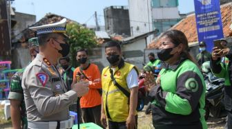 Korlantas Bagikan Ribuan Paket Sembako untuk Masyarakat Membutuhkan