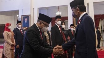 Presiden Joko Widodo (kanan) memberikan selamat kepada Menteri Pendayagunaan Aparatur Negara dan Reformasi Birokrasi (MenPAN RB) Abdullah Azwar Anas (ketiga kiri) usai dilantik di Istana Negara, Jakarta, Rabu (7/9/2022). ANTARA FOTO/Sigid Kurniawan/wsj.