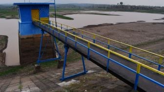 Kondisi Waduk Dawuhan yang airnya menyusut di Kabupaten Madiun, Jawa Timur, Selasa (6/9/2022). [ANTARA FOTO/Siswowidodo/tom]
