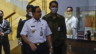 Gubernur DKI Jakarta Anies Baswedan usai menjalani pemeriksaan di Gedung Merah Putih KPK, Jakarta Selatan, Rabu (7/9/2022). [Suara.com/Alfian Winanto]