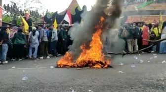 Demo Tolak BBM Diwarnai Aksi Bakar Ban, Mahasiswa Robohkan Pagar DPRD Bandar Lampung