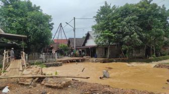 Jembatan Perjuangan di Cempaka Dibongkar, Warga Bingung Pekerjaan Berhenti