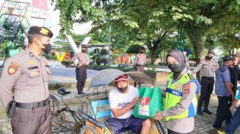 Ringankan Beban Pasca BBM Naik, Polres Tanbu Bagikan 250 Paket Sembako 