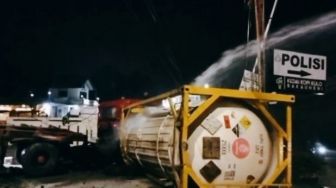 Truk Terjun Bebas Tabrak Pembatas Jalur Penyelamatan Pelabuhan Bakauheni