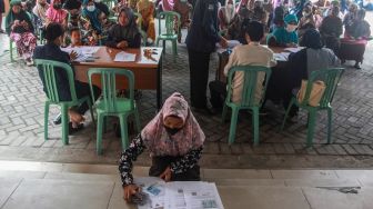 Petugas mengecek data warga penerima manfaat saat penyaluran Bantuan Langsung Tunai (BLT) bahan bakar minyak (BBM) dan sembako di Kantor Pos Palangka Raya, Kalimantan Tengah, Kamis (8/9/2022). ANTARA FOTO/Makna Zaezar/hp.