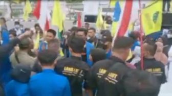 Demonstran Terobos Gerbang DPRD Batam hingga Roboh, Sampaikan Orasi Tolak Kenaikan BBM