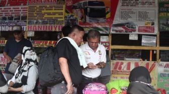 Calon penumpang membeli tiket bus antarkota-antarprovinsi (AKAP) di Terminal Pondok Pinang, Jakarta Selatan, Kamis (8/9/2022). [Suara.com/Alfian Winanto]