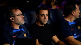 Pelatih Barcelona, Xavi (tengah) menyaksikan aksi para pemainnya di laga Liga Champions kontra Viktoria Plzen di Estadio Spotify Camp Nou, Barcelona, Spanyol, Kamis (8/9/2022) dini hari WIB. [Pau BARRENA / AFP]