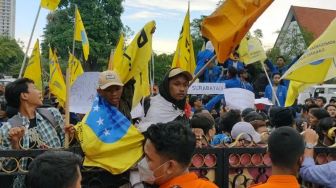Demo Mahasiswa Nyaris Robohkan Pagar Balai Kota Surabaya, Eri Cahyadi Dipaksa Ikut Tolak Kenaikan Harga BBM