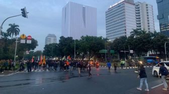 Demo Mahasiswa Tolak Kenaikan BBM di Jakarta: Dimulai Salat Zuhur, Bubar saat Kumandang Azan Magrib