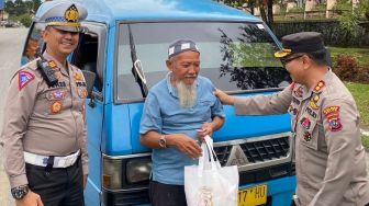 Bantu Ringankan Warga Terdampak BBM Naik, Kapolres Solok Bagi-bagi Sembako