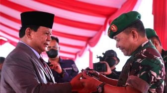 Menhan Prabowo Subianto Beri Pistol G2 Elite Produksi PT Pindad ke Tiga Kepala Staf TNI