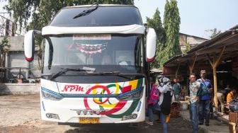 Calon penumpang menaiki bus antarkota-antarprovinsi (AKAP) di Terminal Pondok Pinang, Jakarta Selatan, Kamis (8/9/2022). [Suara.com/Alfian Winanto]