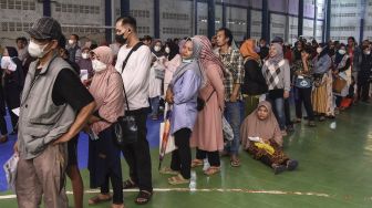 Warga Keluarga Penerima Manfaat (KPM) difoto oleh petugas saat menerima pencairan Bantuan Langsung Tunai (BLT) di Lapang Siliwangi Futsal, Kota Tasikmalaya, Jawa Barat, Kamis (8/9/2022).. ANATARA FOTO/Adeng Bustomi/hp.