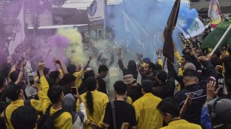 Mahasiswa yang tergabung Aliansi BEM Tasikmalaya (ABT) menggelar unjuk rasa di depan Gedung DPRD Kota Tasikmalaya, Jawa Barat, Kamis (8/9/2022). ANTARA FOTO/Adeng Bustomi/foc.