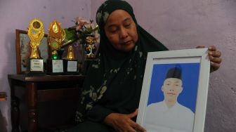 Orang tua Albar Mahdi, santri Pondok Modern Darussalam Gontor 1 menunjukkan foto putranya di kediamanannya Kalidoni Palembang, Sumsel. Kamis (8/9/2022). (ANTARA FOTO/Feny Selly/hp).