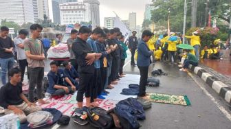 Sebelum Orasi Tolak Kenaikan Harga BBM, Demonstran Salat Zuhur Berjemaah di Patung Kuda Saat Hujan Mengguyur