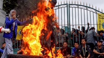 Sejumlah mahasiswa melakukan aksi unjuk rasa di depan kantor Pemerintah Daerah Kabupaten Bogor, Cibinong, Kabupaten Bogor, Jawa Barat, Kamis (8/9/2022). Ada ban yang dibakar massa. [ANTARA FOTO/Yulius Satria Wijaya].