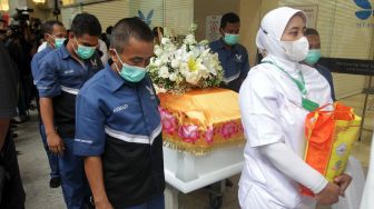 Petugas membawa peti jenazah Reza Gunawan di Rumah Duka Grand Heaven, Jakarta, Kamis (8/9/2022). [Suara.com/Oke Atmaja]