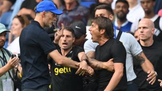 Pelatih Chelsea Thomas Tuchel (kiri) dan Pelatih Tottenham Hotspur Antonio Conte (kanan) bertengkar usai pertandingan sepak bola Liga Premier Inggris antara Chelsea dan Tottenham Hotspur di Stadion Stamford Bridge, London, Inggris, Minggu (14/8/2022). [Glyn KIRK / AFP]