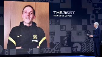 Pelatih Chelsea Thomas Tuchel (di layar) berbicara dengan Kepala Pengembangan Sepak Bola Global FIFA Arsene Wenger setelah meneriman penghargaan sebagai Pelatih Pria Terbaik FIFA 2021 di Zurich, Swiss, Senin (17/1/2022). [Harold Cunningham / POOL / AFP]