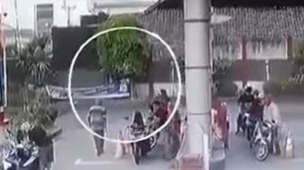 Video Lelaki Santai Lempar Korek Api ke Motor yang Sedang Isi BBM di SPBU, Langsung Meledak