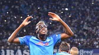 Penyerang Napoli asal Nigeria Victor Osimhen melakukan selebrasi setelah timnya membuka skor dengan tendangan penalti via Piotr Zielinski dalam matchday pertama Grup A Liga Champions 2022-2023 antara Napoli vs Liverpool di Stadion Diego Armando Maradona di Naples pada 7 September 2022 waktu setempat.
Alberto PIZZOLI / AFP