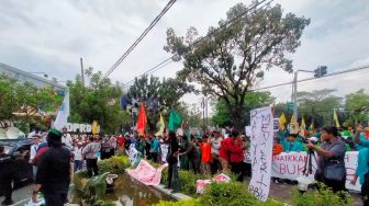 Warga Solo Wajib Hindari Ruas Jalan Adi Sucipto, Ada Aksi Unjuk Rasa Mahasiswa di Depan Gedung DPRD