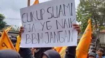 Bentangkan Poster Berisi Tulisan seperti Ini, Pendemo Berhijab Panen Kritik: Cewek Gak Tahu Malu!