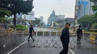 Cegah Massa BEM SI Terobos Istana Negara, Pasukan Brimob Pasang 2 Lapis Kawat Berduri di Patung Kuda