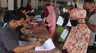 Petugas menyalurkan Bantuan Langsung Tunai (BLT) Bahan Bakar Minyak (BBM) dan Bantuan Pangan Non Tunai (BPNT) kepada seorang lansia di Kantor Pos Malang, Jawa Timur, Kamis (8/9/2022). ANTARA FOTO/Ari Bowo Sucipto/hp