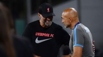 Manajer Liverpool asal Jerman Jurgen Klopp (kiri) berjabat tangan dengan pelatih Napoli asal Italia Luciano Spalletti menjelang matchday pertama Grup A Liga Champions 2022-2023 antara Napoli vs Liverpool di Stadion Diego Armando Maradona di Naples pada 7 September 2022 waktu setempat.
Filippo MONTEFORTE / AFP