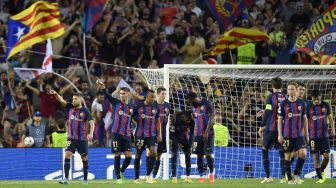 Para pemain Barcelona merayakan gol Ferran Torres ke gawang Viktoria Plzen pada laga Liga Champions kontra Viktoria Plzen di Estadio Spotify Camp Nou, Barcelona, Spanyol, Kamis (8/9/2022) dini hari WIB. [Pau BARRENA / AFP]