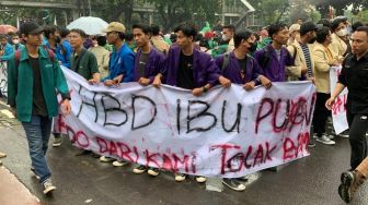 Massa BEM SI Beri Kado Ultah Buat Ketua DPR, Tulisannya 'HBD Bu Puan Lu Party Rakyat Mati!'