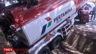 Brakk! Truk Tangki BBM Terperosok Parit di Pacitan, Ditinggal Sopir Sarapan