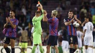 Barcelona melanjutkan tekanannya. Sebuah umpan tarik dari kanan gagal disambar Lewandowski, tetapi bergulir ke Kessie di belakangnya. Tembakan Kessie masih mengarah tepat ke kiper. (AFP)