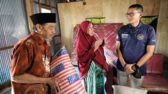 Sandiaga Uno Datangi Rumah Kakek Penjaga Mata Air di Sulsel