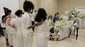 Keluarga berdoa di depan peti jenazah Reza Gunawan menjelang kremasi di Rumah Duka Grand Heaven, Jakarta, Kamis (8/9/2022). [Suara.com/Oke Atmaja]