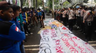 Aliansi Mahasiswa dari berbagai universitas saat menggelar aksi unjuk rasa menolak kenaikan harga BBM di Kawasan Patung Kuda Arjuna Wiwaha, Jakarta Pusat, Kamis (8/9/2022). [Suara.com/Alfian Winanto]