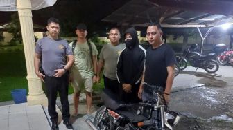 Parah! Oknum Polisi Maling Motor RX King Warga di Sumut, Aksinya Terekam CCTV