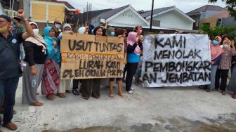 Tindakan Arogan Petugas Satpol PP Dalam Pembongkaran Jembatan Pusponjolo Semarang Jadi Sorotan Warga