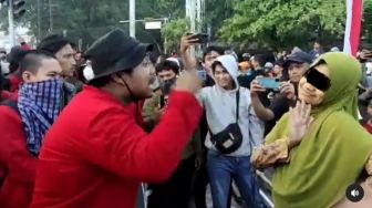 Viral Video Ibu-Ibu Marahi Mahasiswa Tutup Jalan Perintis Makassar saat Demo: Cuma Bisa Nyanyi!!!